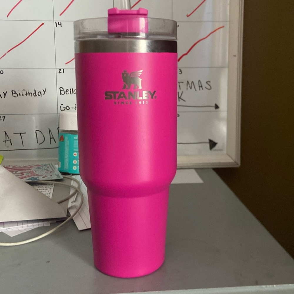 It’s pink it’s a 40 oz cup and there’s like 2 tiny little scratches. No paint.